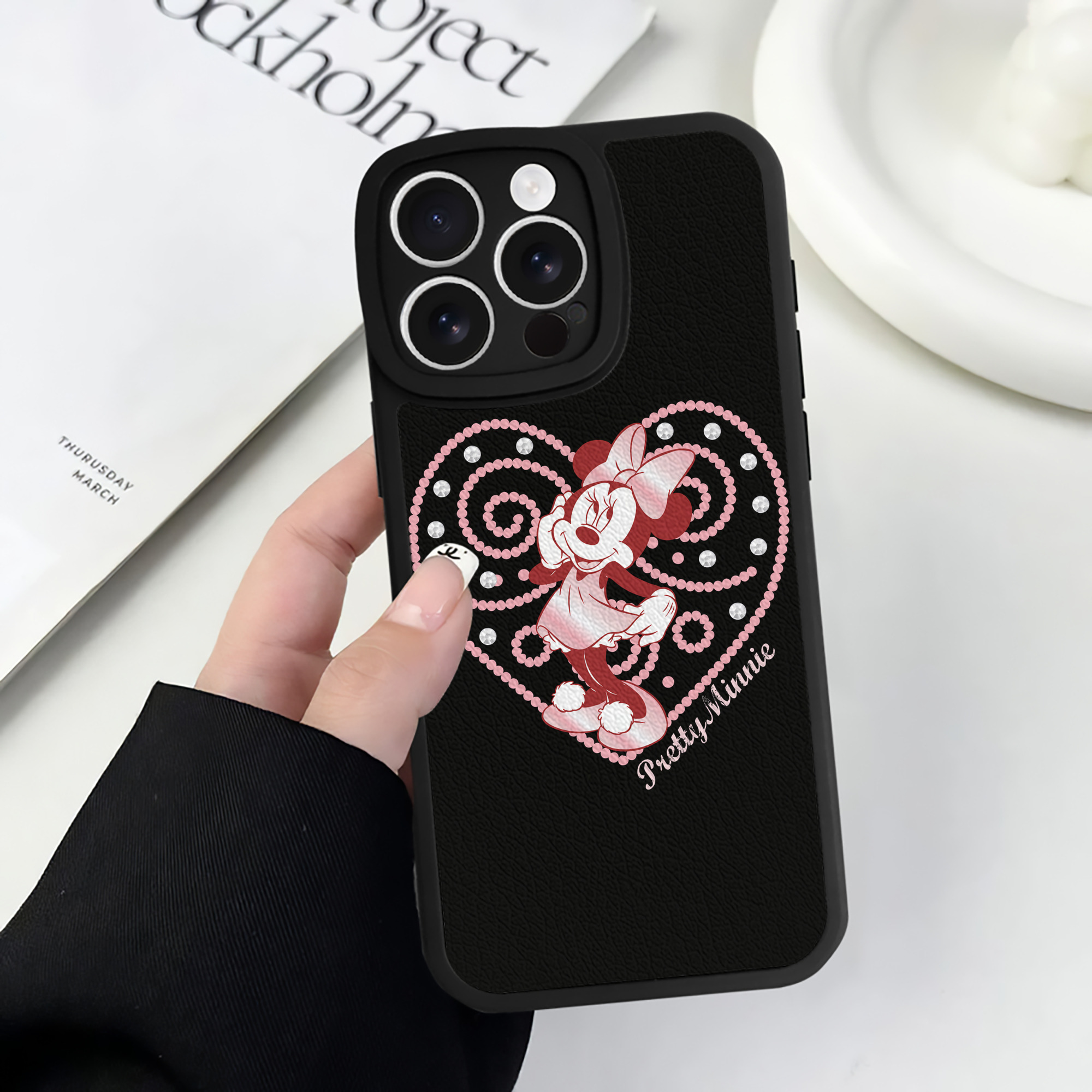 （画像用） ミッキーマウス Mickey Mouse 【iPhone 16シリーズ対応】シリコンスマホケース（レザー調） 材質：シリコン